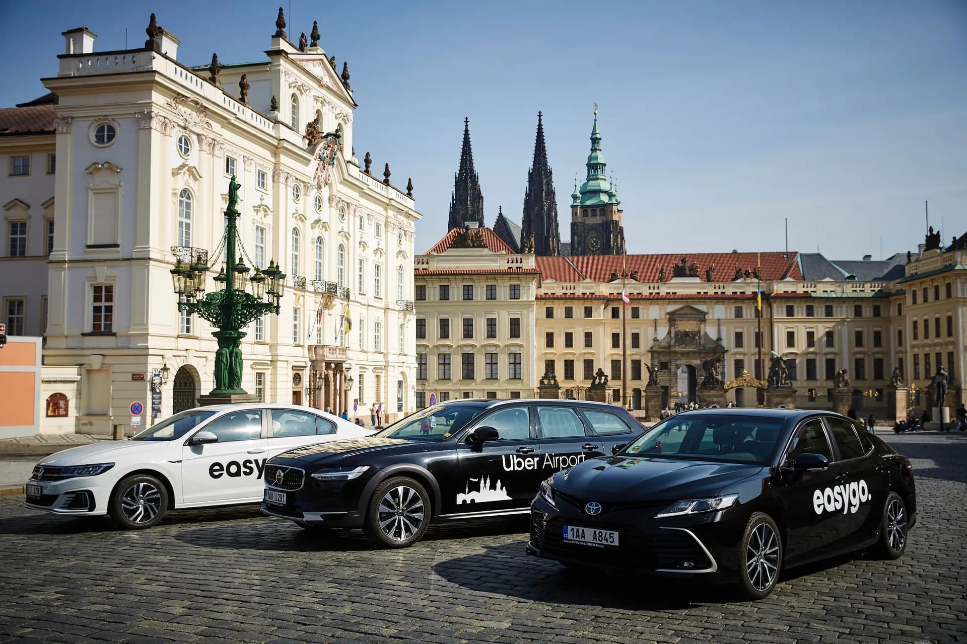 Flotila vozů EasyGo před Pražským hradem